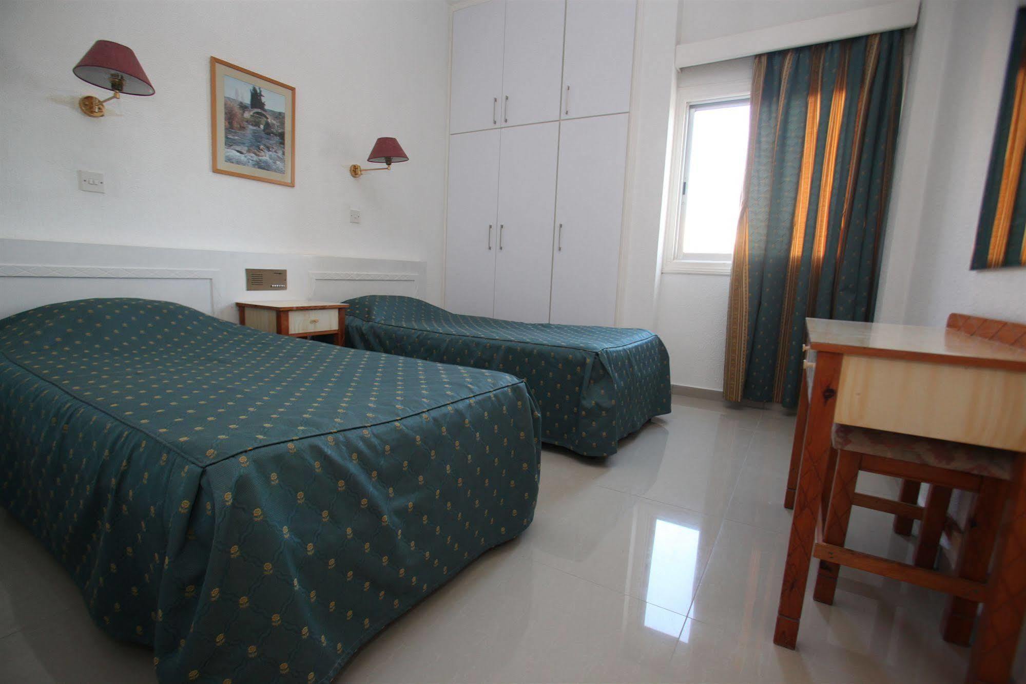 Sea Apartments Larnaca Exterior foto